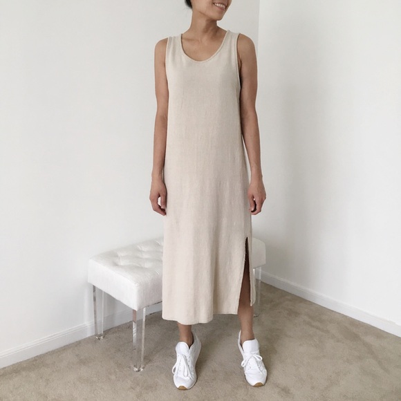 Simple minimalist sleeveless chic dress. RESORT - Picture 2 of 6